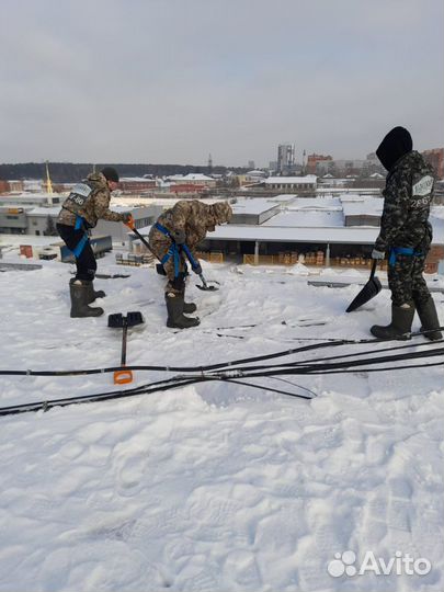 Чистка кровли от снега. Профессиональный альпинизм