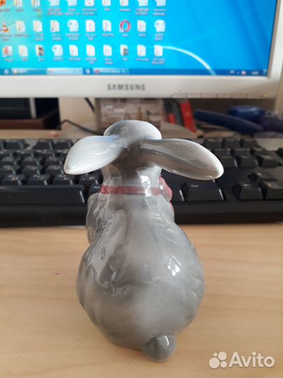 Статуэтка. Фарфор. Зайчик