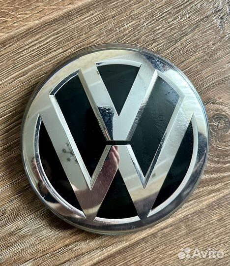 Эмблема volkswagen в решетку радиатора