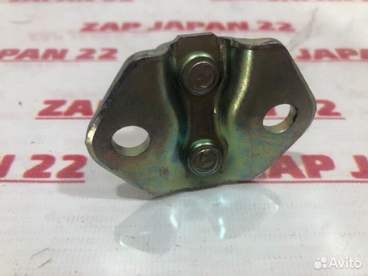 Петля замка двери багажника Mitsubishi Delica