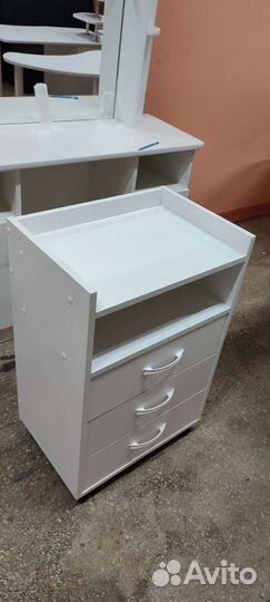 Тумбочка на колесах