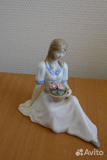 Фарфоровая статуэтка Девушка с цветами 13,5 см