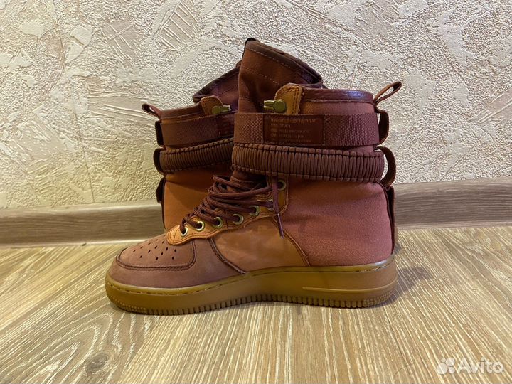 Nike Air Force 1 Special Field Premium (41 EUR)