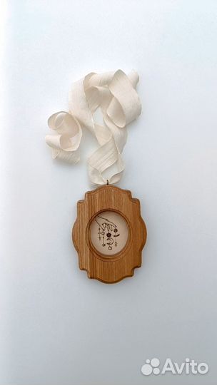 Рамка из дуба на ленте для фото и декора