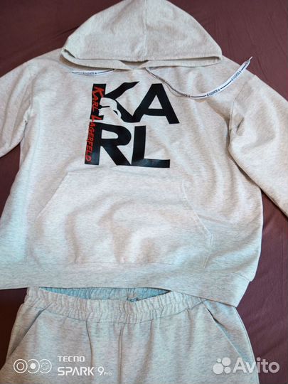 Женский спортивный костюм