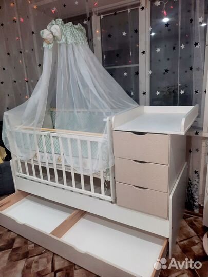 Детская кроватка с маятником