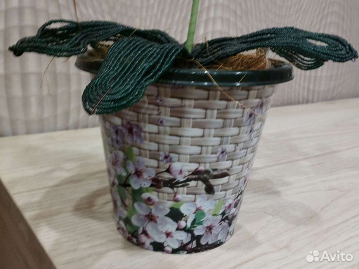 Искусственные цветы в горшках