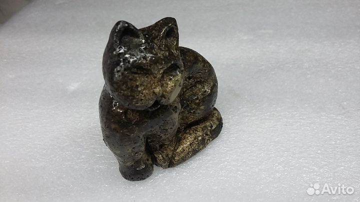 Фигурка из цельного янтаря. Хранитель очага