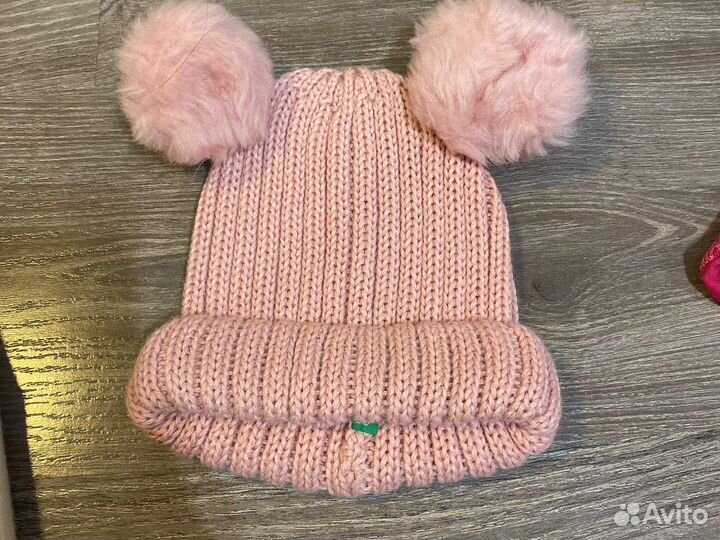 Шапки и манишка на девочку