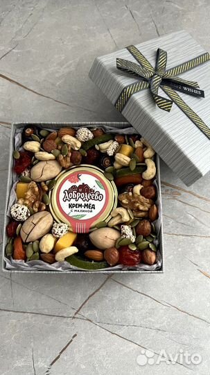 Бокс с орехами и сухофруктами