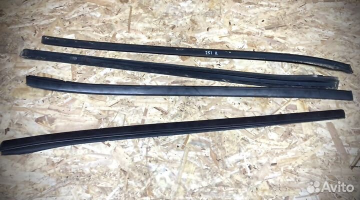 Уплотнитель стекла Mercedes w251