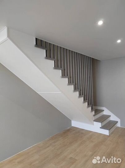 Лестница из ясеня на металлическом каркасе