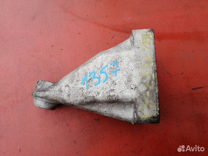 Кронштейн двигателя правый Mercedes-Benz E-Class