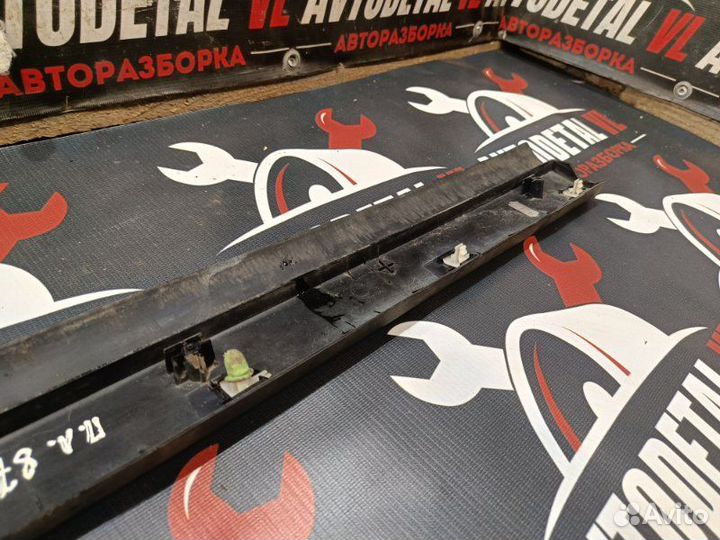 Молдинг двери передний левый Volkswagen Passat B5