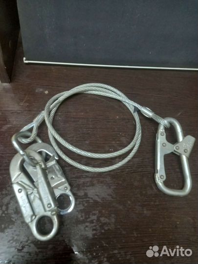 Страховочный тросик с карабином