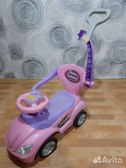 Детская машина каталка с ручкой