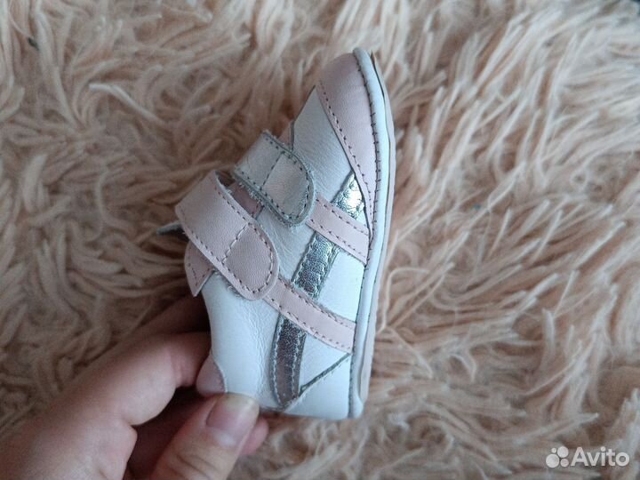 Продам детские кроссовочки