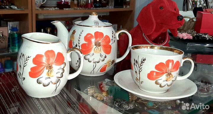 Чайник,слиаочник,чашка.блюдце.Фарфор