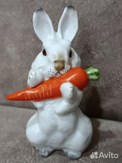 Статуэтка заяц с морковкой