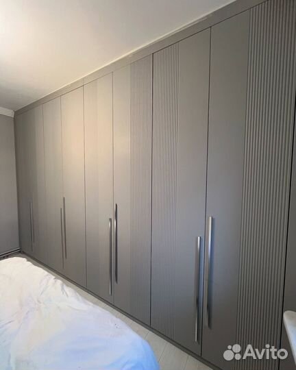 Большой распашной шкаф