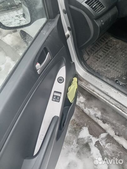 Hyundai Solaris 1.4 МТ, 2015, битый, 200 000 км