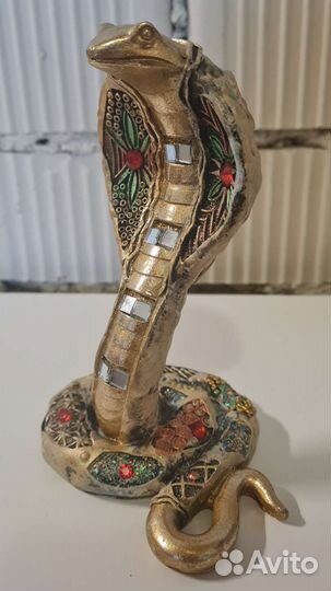 Декоративная фигурка кобры