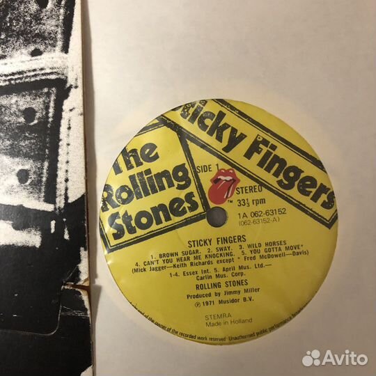 Автограф Чарли Уоттса на пластинке Sticky Fingers