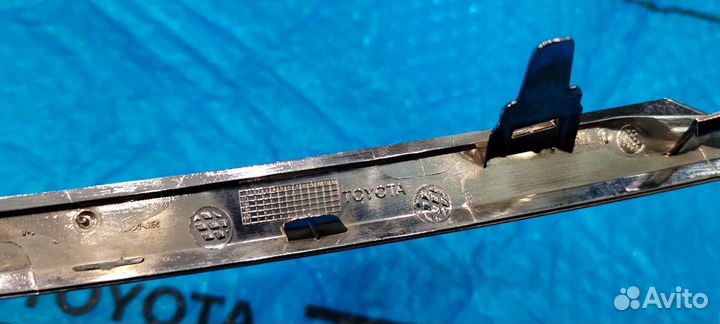 Хром решетки радиатора Corolla 180 левый 13-16