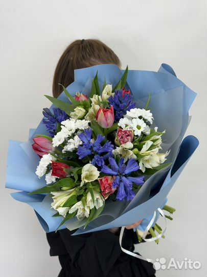 Букет с гиацинтами и альстромерией Доставка цветов
