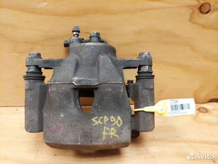 Суппорт передний правый Toyota Vitz SCP90 2szfe