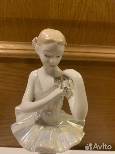 Фарфоровая статуэтка Балерина с цветком