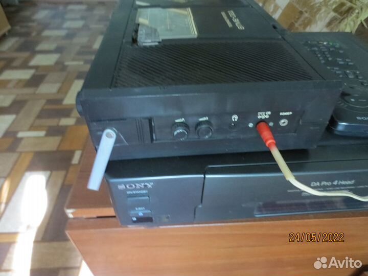 Кассетный магнитофон с радио и телевизором