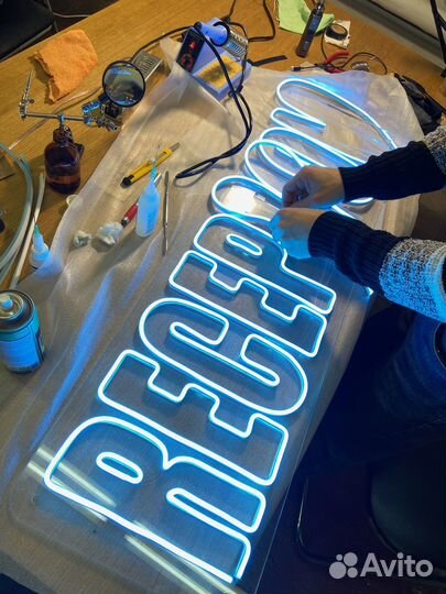 Неоновая вывеска для бизнеса