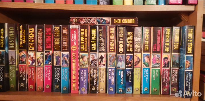 Книги.В основном боевики и фэнтези. у