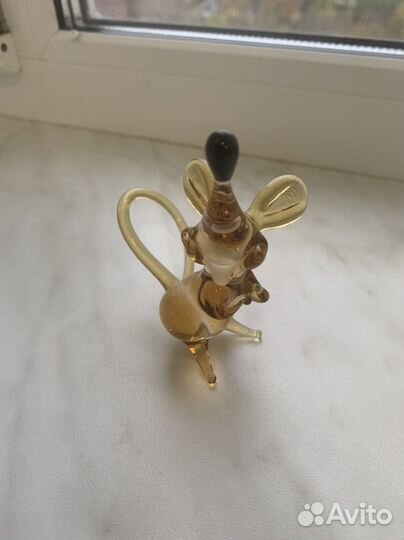 Фигурка из стекла мышь