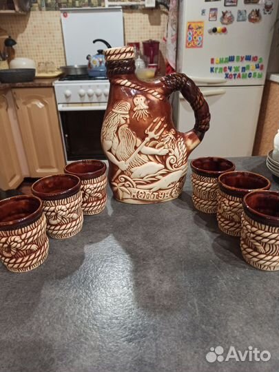 Глиняный кувшин для вина со стаканами