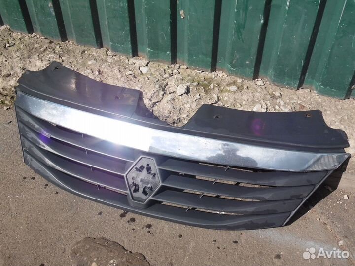 Решетка радиатора Рено Сандеро 1