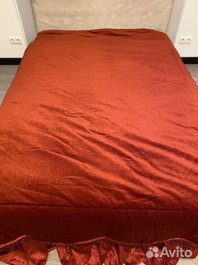 Покрывало и декоративные подушки