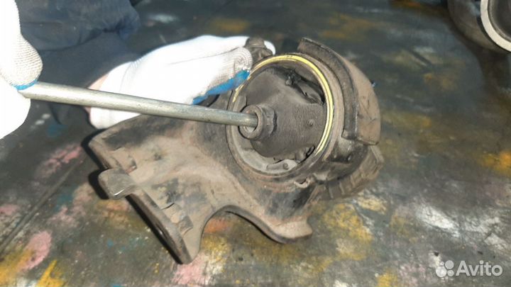 Подушка двигателя на Toyota Sprinter Carib AE111G