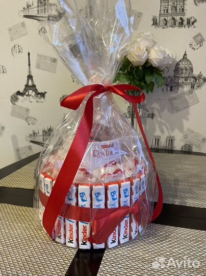 Торт из конфет Rafaello и Kinder Maxi