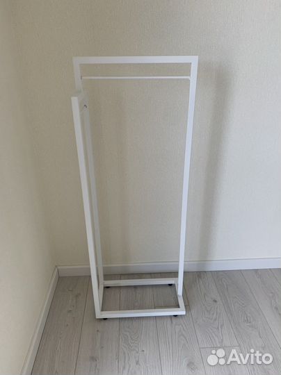 Вешалка напольная металлическая