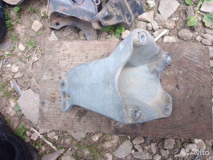 Кронштейн двигателя правый Volkswagen Golf 3