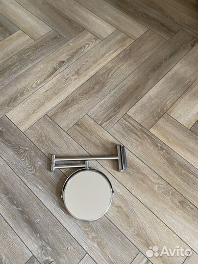 Зеркало увеличительное настенное