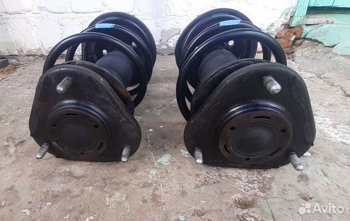 Передние стойки на Тоёта исис