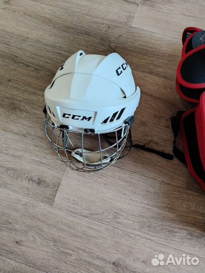 Хоккейная экипировка: перчатки, коньки, шлем