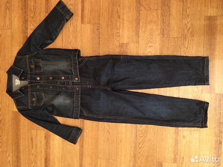 Джинсовые комбинезон и куртка