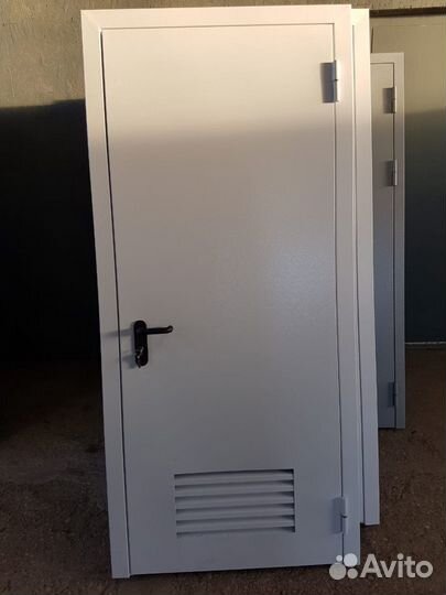Дверь металлическая с вентиляционной решёткой