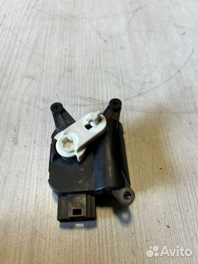 Моторчик заслонки отопителя Volkswagen Golf 5 BSE