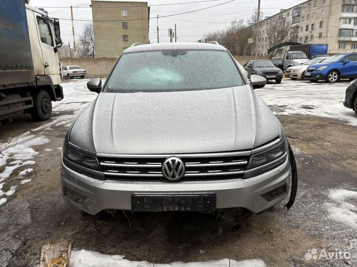 Volkswagen Tiguan 2.0 AMT, 2017, битый, 93 000 км