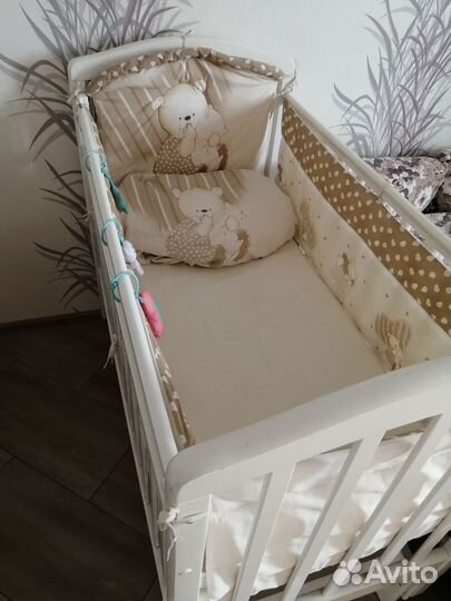 Детская кроватка с маятником